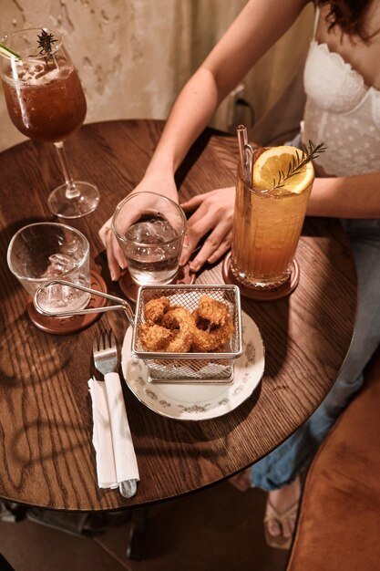 mesa-copa-coctel-vaso-limonada_354614-621