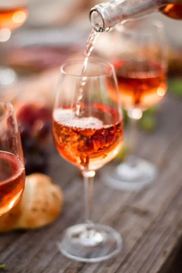 vidrio-de-vino-rosado-en-la-mesa-de-picnic-79928939